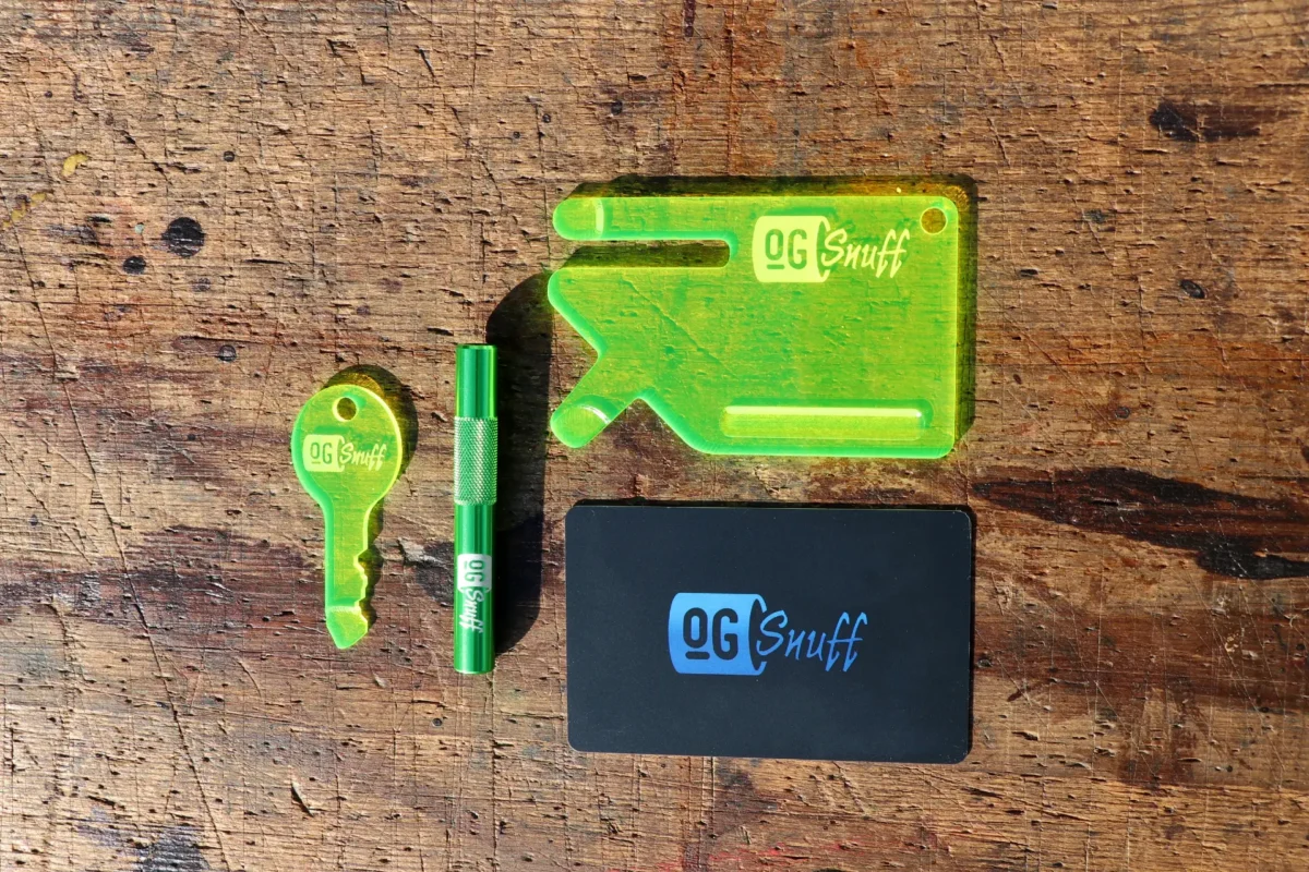 Neon Green UV Snuff Bundle with Multitool, Wallet Card, Shorty Straw, and Key